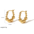 Vue détaillée des boucles d'oreilles créoles perles en acier doré 18k de 17,5 mm - Style Créoles à Perles(TE6357-6)