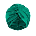 Dettaglio del turbante in raso verde smeraldo con pieghe a strati e nodo intrecciato - Taglia unica / Verde Scuro