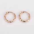 Vista detallada de pendientes de aro en acero inoxidable oro rosa con textura trenzada - Oro rosa