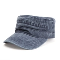 Dettaglio del berretto militare in denim blu lavato con cuciture rinforzate e occhiello - Blu navy