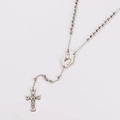 Silberne Rosenkranzkette mit Kreuz-Kruzifix und Anhänger mit betenden Händen auf weiß - Stahlfarbe