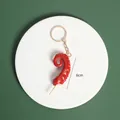 Portachiavi realistico con tentacolo di calamaro in resina rossa e anello dorato - Spiedino di tentacoli di calamaro