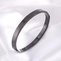 Bracelet jonc minimaliste en acier titane noir poli sur fond de soie blanche - Style Large / Noir