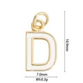 Dettaglio macro del ciondolo lettera D smaltata con misure 10.9x7.0mm e peso di 0.3g - Lettera D