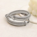 Silberne Federwindung-Armbänder mit Kettenverschluss auf einer texturierten Fläche - Stahlfarbenes Armband (YS820) / Stahlfarbe