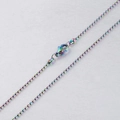 Primer plano de cadena de bolas de acero inoxidable arcoíris con cierre de mosquetón - Arcoíris / 45cm