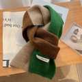 Écharpe en maille avec blocs de couleurs marron, beige et vert et une petite étiquette blanche - Vert/Café/Kaki