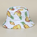 Vue détaillée d'un bob blanc avec un motif imprimé d'ananas vibrant partout - M (56-58cm) / Fond Blanc Ananas #2