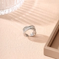 Détail d'une bague croisée multicouche en argent avec cristaux étincelants et anneau réglable - Style Strass Multicouche / Argenté