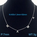 Collana con ciondolo a lettere MAMA in argento esposta su un manichino nero elegante - Collana con Pendente a Lettera MAMA / Color Acciaio