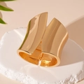 Minimalistischer breiter goldener Armreif in unregelmäßiger geometrischer Blattform - Glänzender polierter Stil / Gold