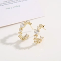 Boucles d'oreilles cœur en C dorées avec zircons clairs dans un style géométrique moderne - Plaqué Or 18K / Zircone Blanche