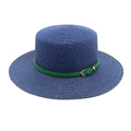 Détail du chapeau de paille bleu à sommet plat avec ceinture en cuir vert et boucle - M (56-58cm) / Bleu marine