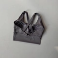 Détail du soutien-gorge de sport gris foncé avec sangles croisées et coussinets respirants - S / Gris Lotus