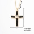Collana a croce dorata con cristalli neri e bianchi su uno sfondo bianco minimalista - Stile Zirconia Nera (N00399GDB)