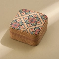 Detalle de joyero de corcho portátil con diseño floral vintage y cremallera de metal - Trébol de la Suerte