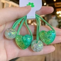 Dettaglio di elastici per capelli verdi fatti a mano con ciondoli a cuore effetto ghiaccio - Verde