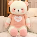 Simpatico orsetto di peluche in maglione rosa con motivo a cuore su un divano bianco - 60CM / Rosa Sakura