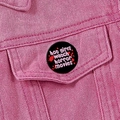 Badge rond Horror Movie Lover noir sur veste en jean rose avec texte rose - Phrase Anglaise Rose (XZ8896)