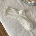 Elegante cremefarbene Baumwollsocken mit Schmetterlingsstickerei und Spitzenrand - Einheitsgröße / Beige