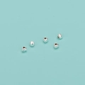 Cinq perles en argent S925 en forme de cœur pour bijoux DIY sur fond bleu clair - 3mm/pièce / Argenté