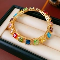 Macro-opname van de vintage gouden armband met kleurrijke vierkante zirkoonstenen - Goud-Meerkleurig