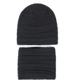 Dettaglio del set cappello e scaldacollo in maglia nera con texture a coste - Nero
