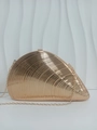 Elegante champagnegouden acryl avondtas in schelpvorm met gouden schouderketting - Roségoud