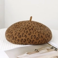 Detailaufnahme der Leoparden-Wollmütze mit Textur und klassischem Stiel-Design - Einheitsgröße / Leopard Karamell
