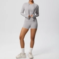 Détails de l'ensemble de fitness gris 3 pièces pour femme avec veste zippée et short - Gris Givré