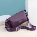 Bolso bandolera moderno morado oscuro con correa ancha y herrajes plateados en azul - Morado