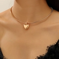 Collana con ciondolo a cuore dorato e catena a serpente indossata da una modella - Collana con Ciondolo a Cuore Oro (dz-152)
