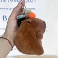 Pluche Capibara sleutelhanger in bruin met kleine oranje en gouden metalen clip - Bellen Spuwende Capibara