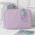Dettaglio custodia viola per laptop con manico e ciondolo a treccia colorata - 11" / Viola