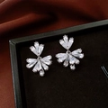 Dettaglio di orecchini floreali in argento con zirconi taglio marquise su scatola nera - Argento