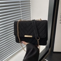 Zwarte crossbodytas met chevron-stiksel, gouden ketting en suède-achtige textuur - Zwart