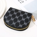 Petit porte-monnaie demi-lune noir avec motif 'M' blanc et fermeture éclair dorée - Noir (Imprimé Lettre M)