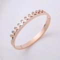 Dettaglio macro del bracciale a corona in oro rosa con cristalli pavé e chiusura a scatto - Oro rosa