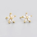 Makroaufnahme von Gold-Blumenohrringen mit fünf marquise-geschliffenen Zirkonia - Gold Weiß Zirkonia