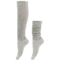 Detailansicht hellgrauer dicker Strick-Slouch-Socken mit Rippmuster und Faltendesign - Hellgrau