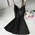 Elegante vestido lencero de satén negro con tirantes finos y abertura lateral - S / Negro