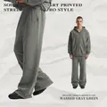 Streetwear Set aus Kapuzenpullover und Jogginghose in gewaschenem Graugrün mit Nähten - Gewaschenes Graugrün / S