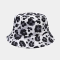 Dettaglio del cappello a secchiello leopardato con motivo animalier bianco e grigio e cuciture - Leopardo Nero Grigio Bianco (Colore 7#)