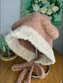 Cappello di peluche con orecchie da orso e lacci in rosa-marrone e crema per l'inverno - Rosa antico e mica
