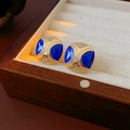 Dettaglio ravvicinato di orecchini vintage in smalto blu e strass brillanti su base oro - 44# Perno in Argento - Oro - Blu