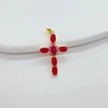 Collana con ciondolo a croce dorata con gemma rossa ovale e cristallo rosa centrale - Rosso