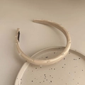 Beige velvet headband with elegant pearls and handmade tag for a stylish look - Off White