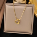 Minimalistische 18k gouden halsketting met hartvormige hanger op luxe sieradendoosje - Halsketting met hol hart / Goud