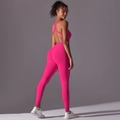 Detail van een roze naadloze yoga jumpsuit met een open rug en een liftend shaping effect - S / Roze