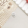Colgante calavera gótica plateada con diseño de calavera mexicana y grabado de corazones - Calavera de Plata Antigua (12x20mm)